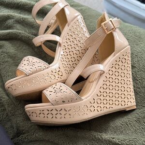 DbDk Fashion Beige Cut-Out Wedges
